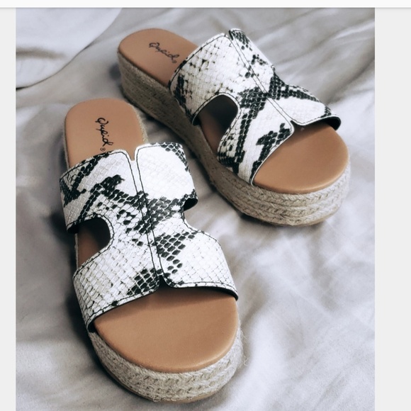 🆕️//The Trish// Snake print cutout Sandal - Picture 2 of 4